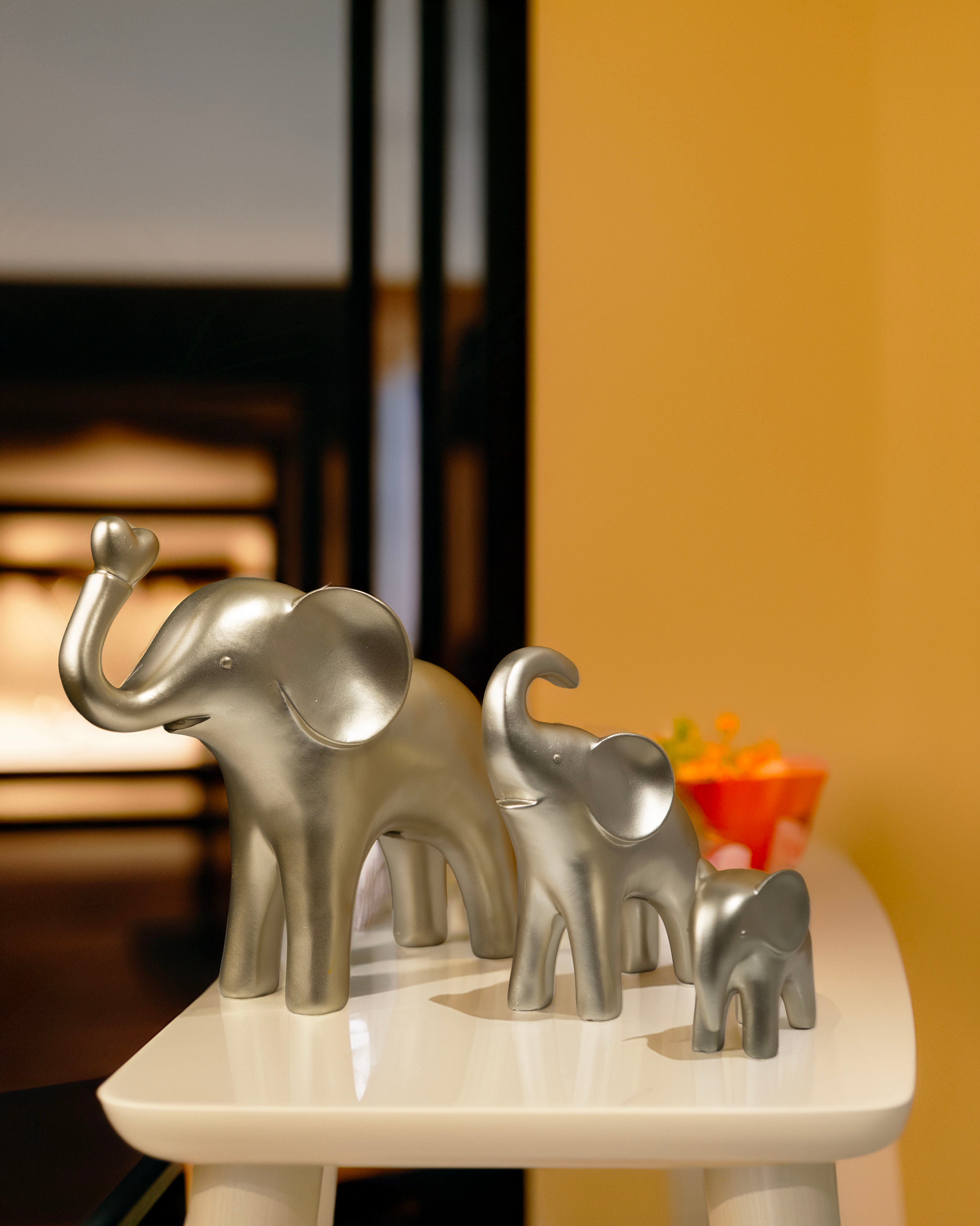 Minimalist Elephant Family Set in Metallic Finish